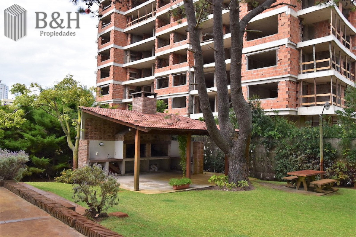 Apartamento ID.425 - Apartamento de 2 Dormitorios en Aidy Grill a Pocos Metros de Playa Brava - Venta