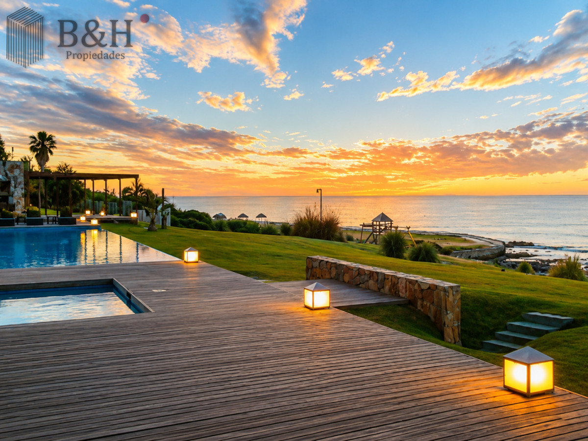 Apartamento ID.6472 - Excelente y amplio departamento duplex en venta de 3 dormitorios mas dependencia con parrillero, Punta Ballena