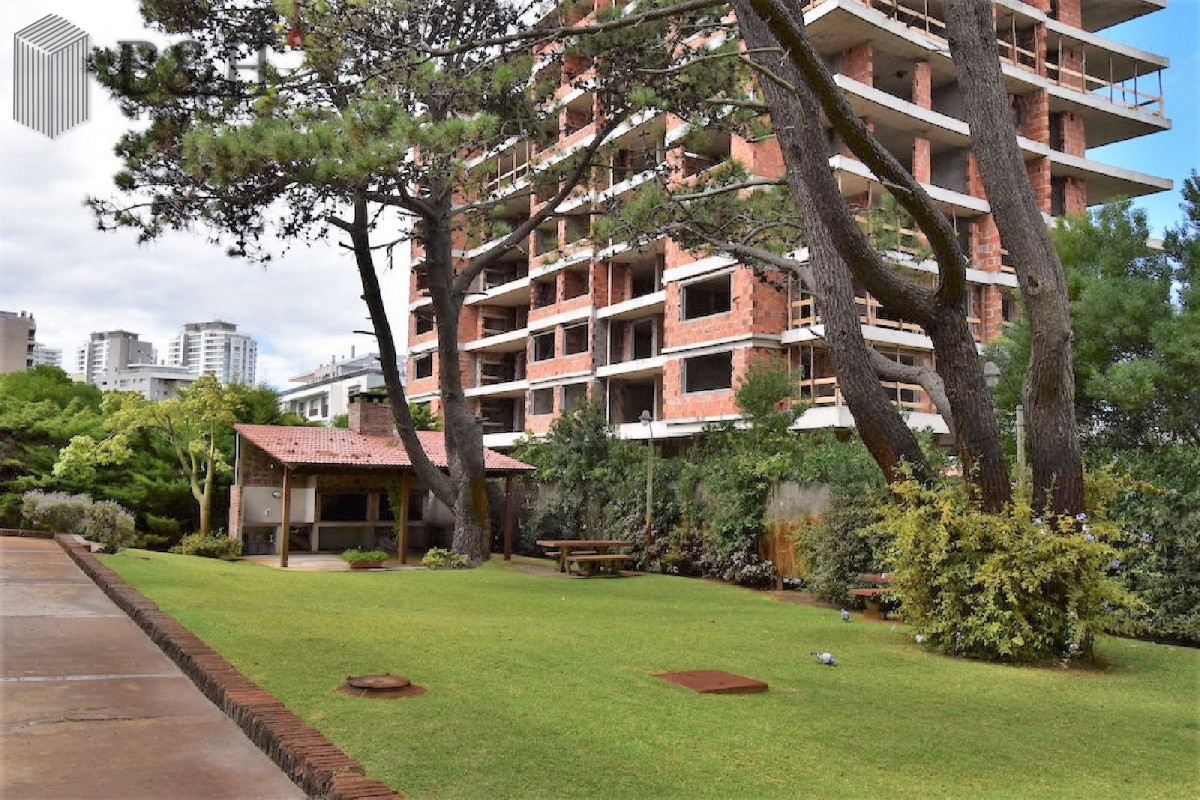 Apartamento ID.425 - Apartamento de 2 Dormitorios en Aidy Grill a Pocos Metros de Playa Brava - Venta