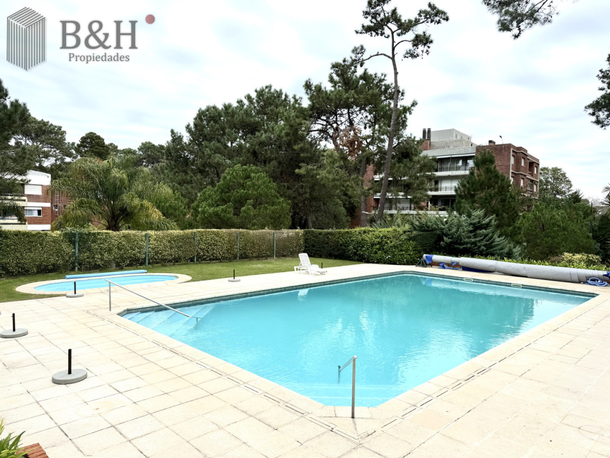 Apartamento ID.7163 - Apartamento en venta playa Mansa de 4 dormitorios y amplia terraza con parrillero propio 