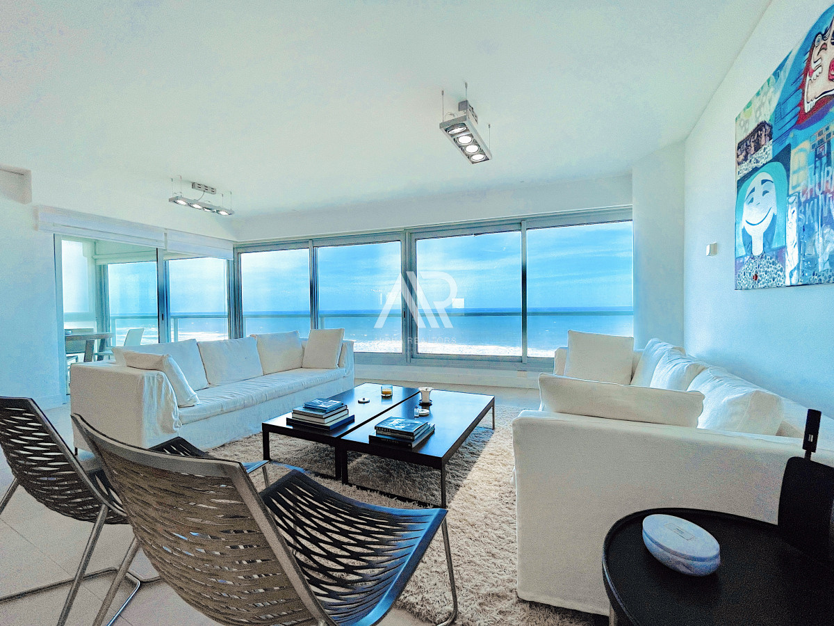 Venta y alquiler temporario de apartamento de tres dormitorios mas dependencia de servicio en Playa Brava - APH2280A