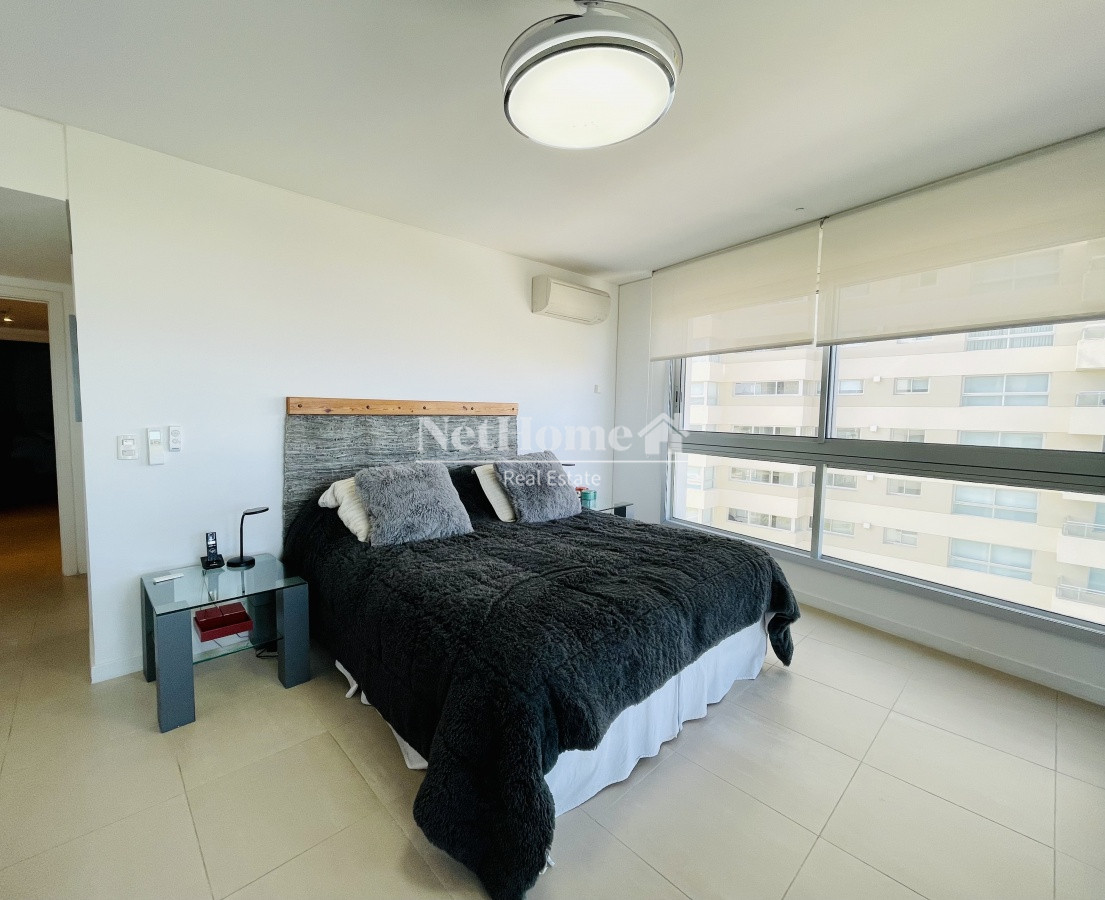 Apartamento ID.524 - Venta y alquiler de departamento esquinero de tres dormitorios mas dependencia de servicio, Torre LE PARC, playa Brava. Punta del Este