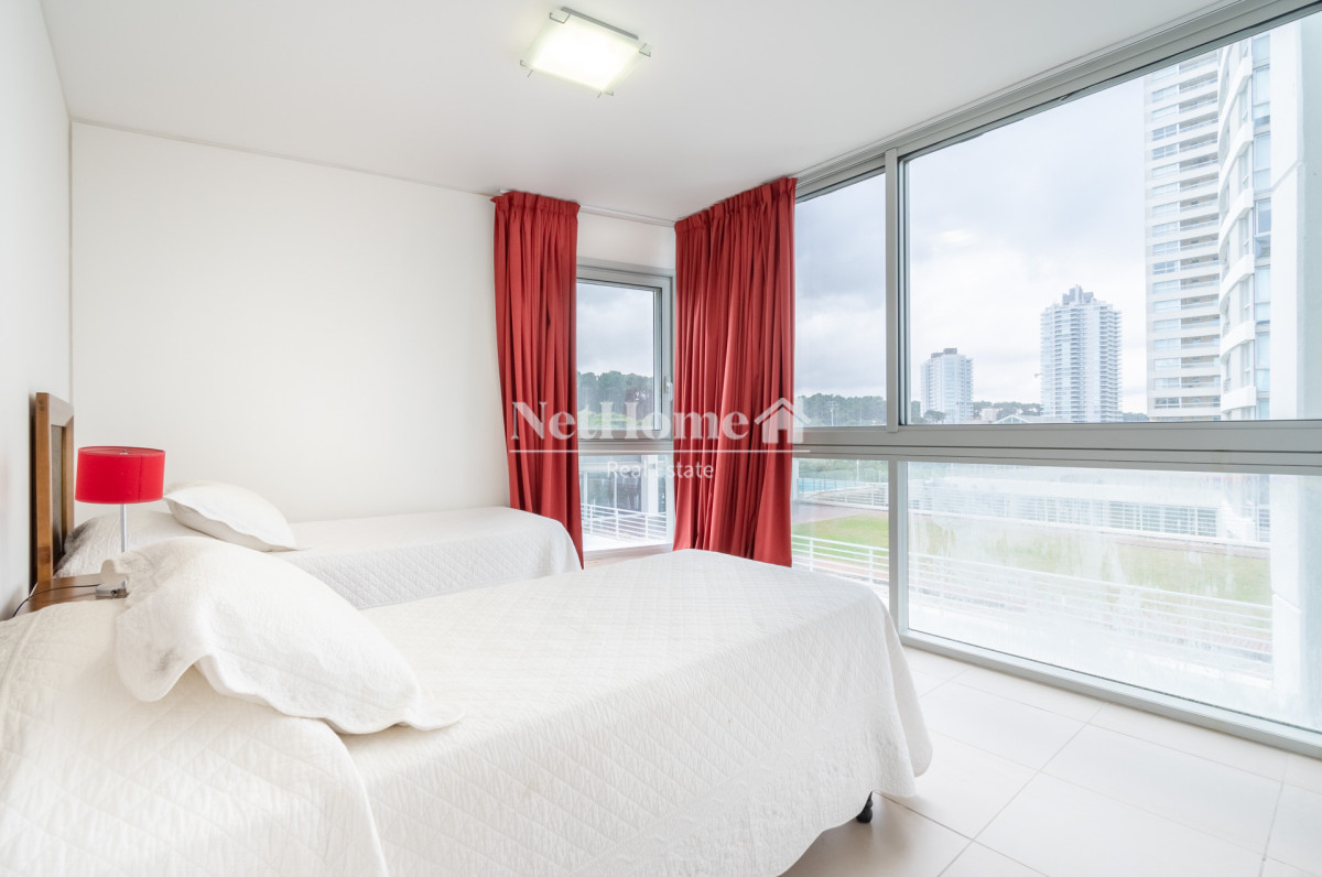 Apartamento ID.458 - Venta y alquiler de departamento con tres dormitorios mas dependencia de servicio en torre Le Parc playa Brava, Punta del Este