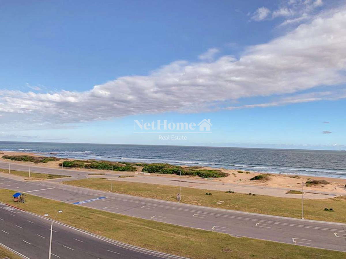 Apartamento ID.137 - Playa Brava Apartamento de 2 Dormitorios Frente al mar.