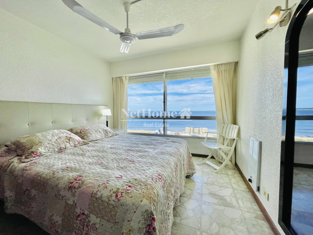 Apartamento ID.101 - Playa Mansa Apartamento de 3 Dormitorios  Vista al Mar