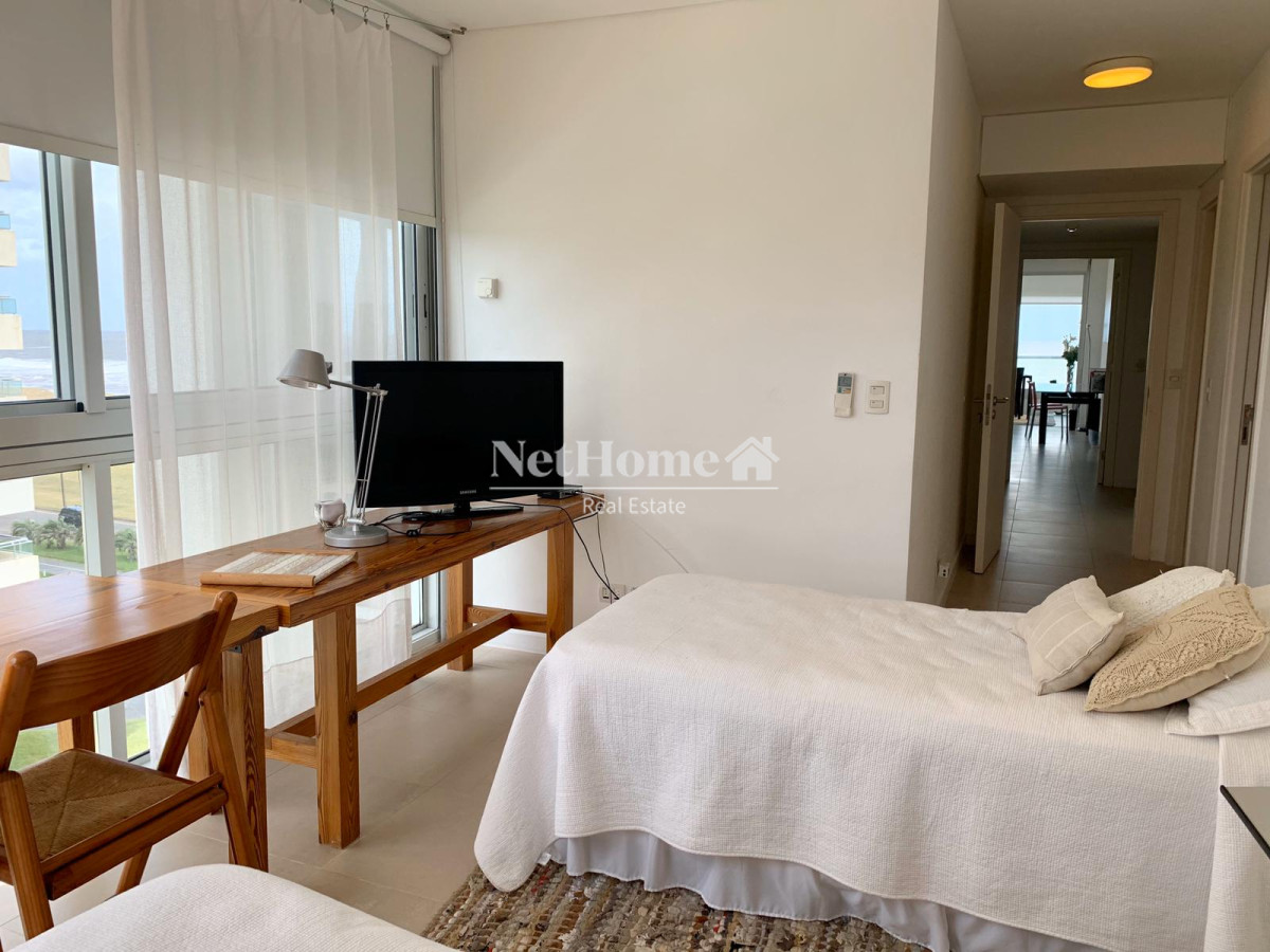 Apartamento ID.524 - Venta y alquiler de departamento esquinero de tres dormitorios mas dependencia de servicio, Torre LE PARC, playa Brava. Punta del Este