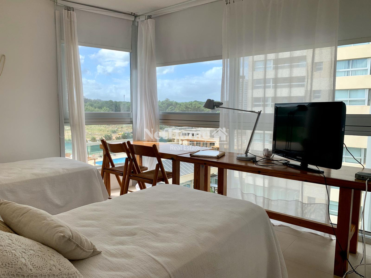 Apartamento ID.524 - Venta y alquiler de departamento esquinero de tres dormitorios mas dependencia de servicio, Torre LE PARC, playa Brava. Punta del Este