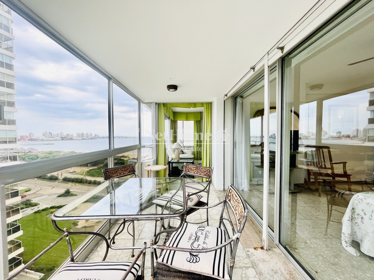 Apartamento ID.127 - Playa Mansa Apartamento de 2 Dormitorios Primera línea Hermosa vista al Puerto 