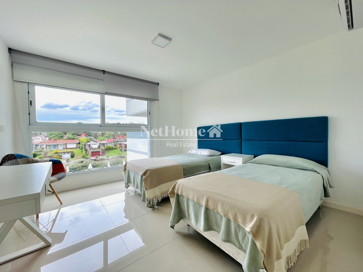 Apartamento ID.130 - Playa Mansa Apartamento 3 Dormitorios Parrillero Frente al Mar