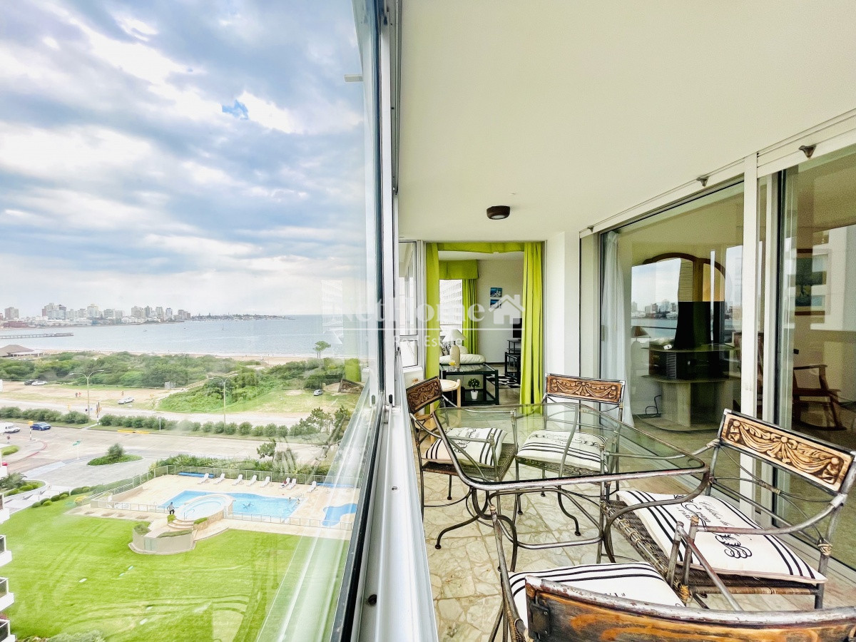 Apartamento ID.127 - Playa Mansa Apartamento de 2 Dormitorios Primera línea Hermosa vista al Puerto 