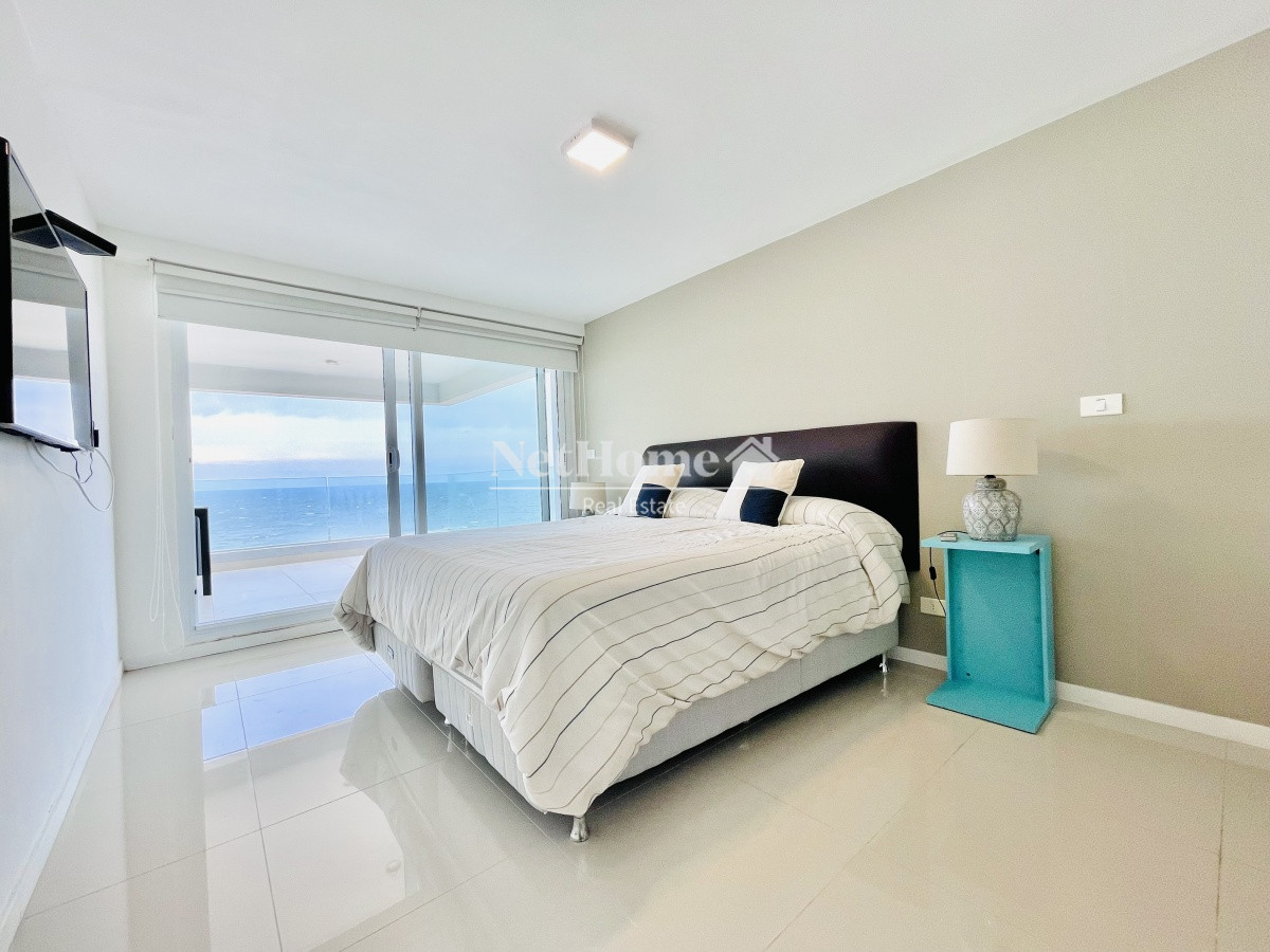 Apartamento ID.130 - Playa Mansa Apartamento 3 Dormitorios Parrillero Frente al Mar