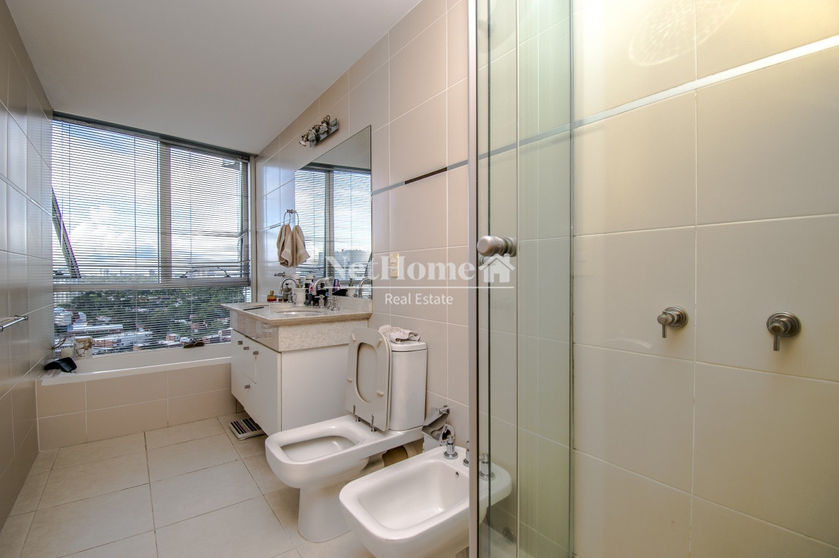 Apartamento ID.163 - Playa Mansa Apartamento 3 suites + dependencia con vista a la Bahía  