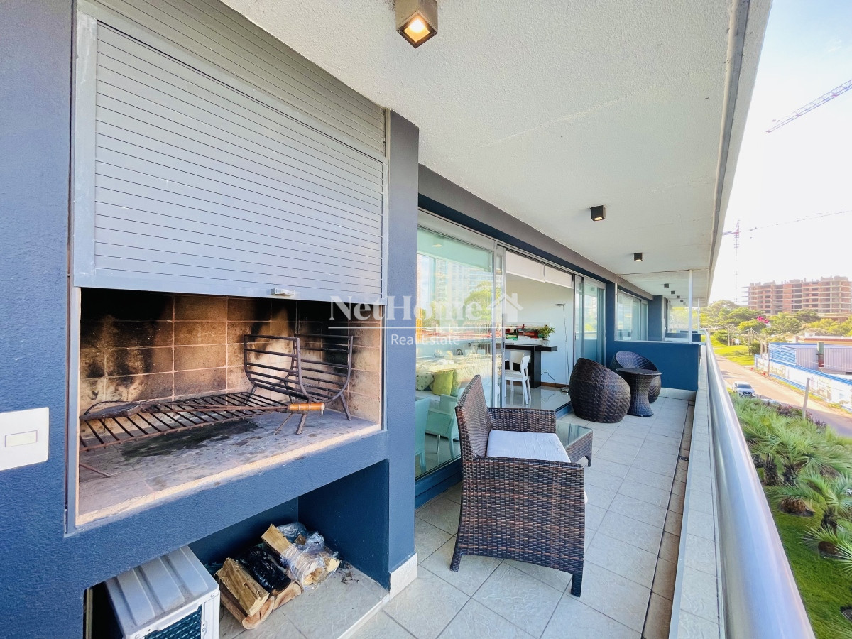 Apartamento ID.172 - Apartamento de 2 Dormitorios y Parrillero Frente a Playa Brava, Punta del Este