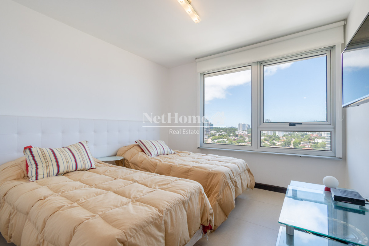 Apartamento ID.148 - Playa Mansa Apartamento de 3 Dormitorios con Vista al Mar