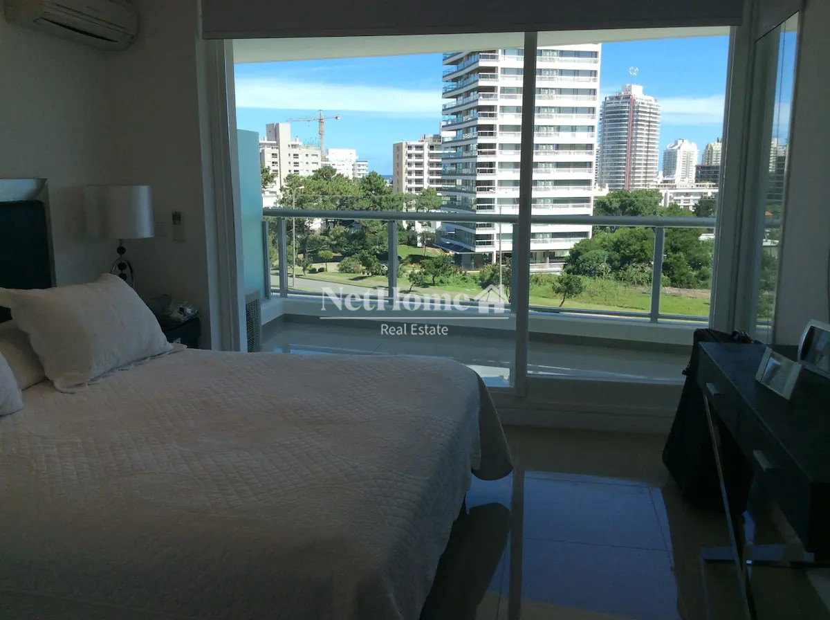 Apartamento ID.186 - Venta y alquiler de moderno departamento de tres dormitorios más dependencia a pasos de Playa Brava