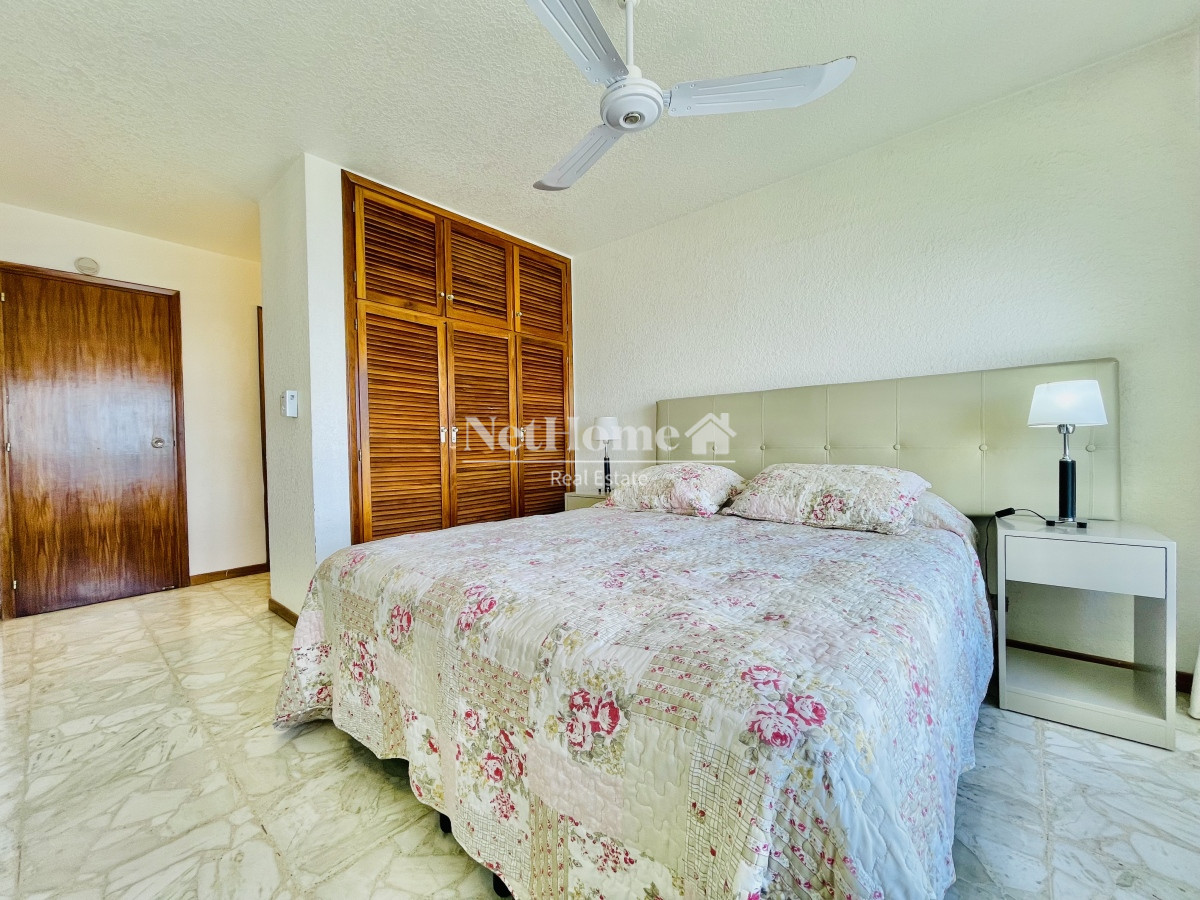 Apartamento ID.101 - Playa Mansa Apartamento de 3 Dormitorios  Vista al Mar