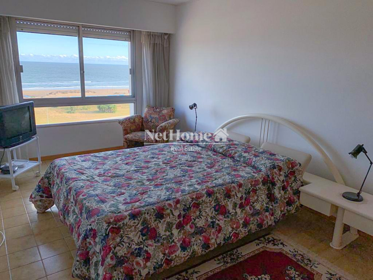 Apartamento ID.137 - Playa Brava Apartamento de 2 Dormitorios Frente al mar.