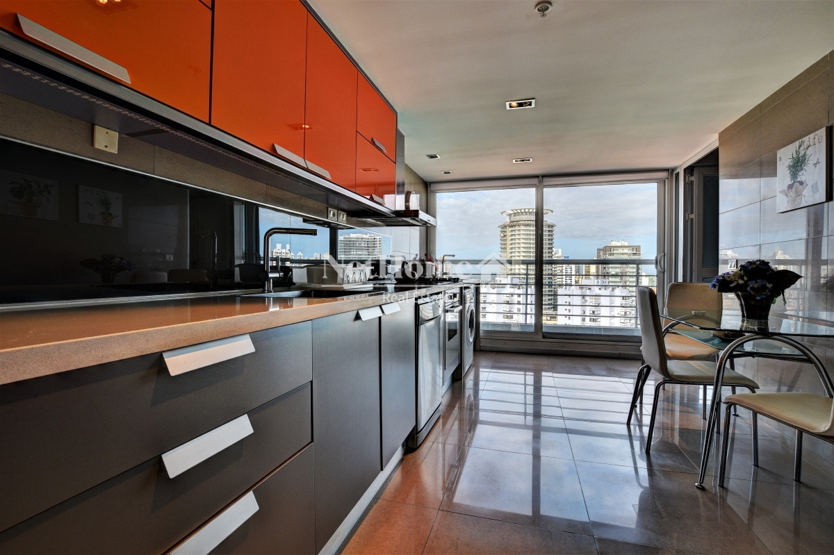 Apartamento ID.167 - Playa Mansa Moderno Apartamento 3 Dormitorios + Dependencia Piso Alto