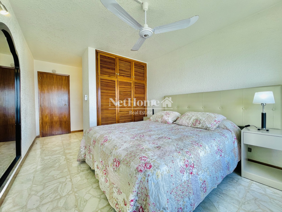 Apartamento ID.101 - Playa Mansa Apartamento de 3 Dormitorios  Vista al Mar