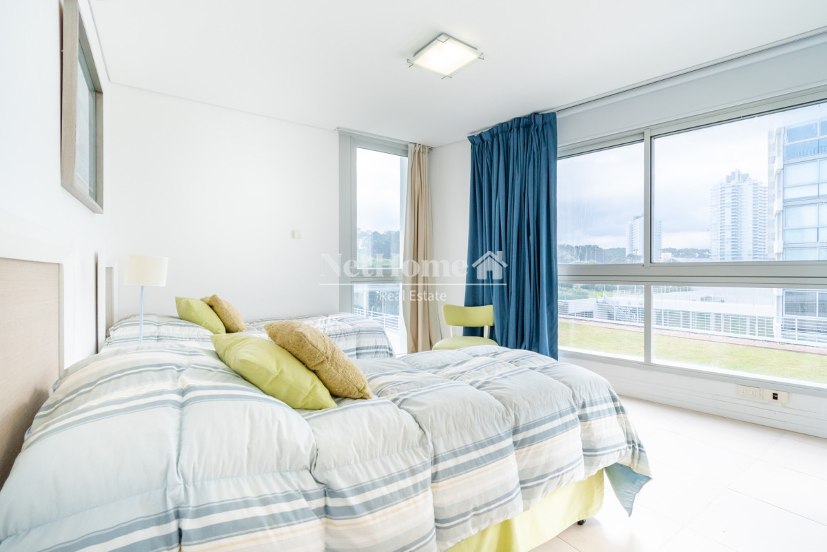 Apartamento ID.458 - Venta y alquiler de departamento con tres dormitorios mas dependencia de servicio en torre Le Parc playa Brava, Punta del Este