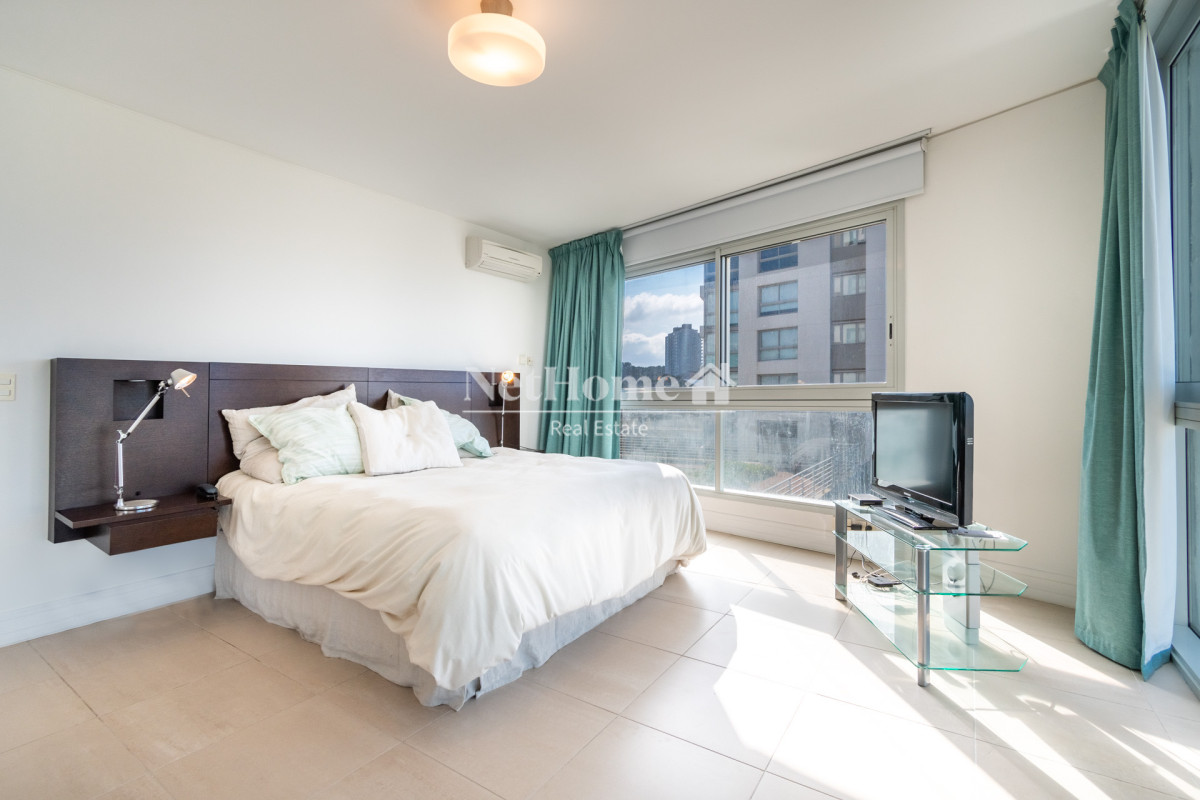 Apartamento ID.458 - Venta y alquiler de departamento con tres dormitorios mas dependencia de servicio en torre Le Parc playa Brava, Punta del Este