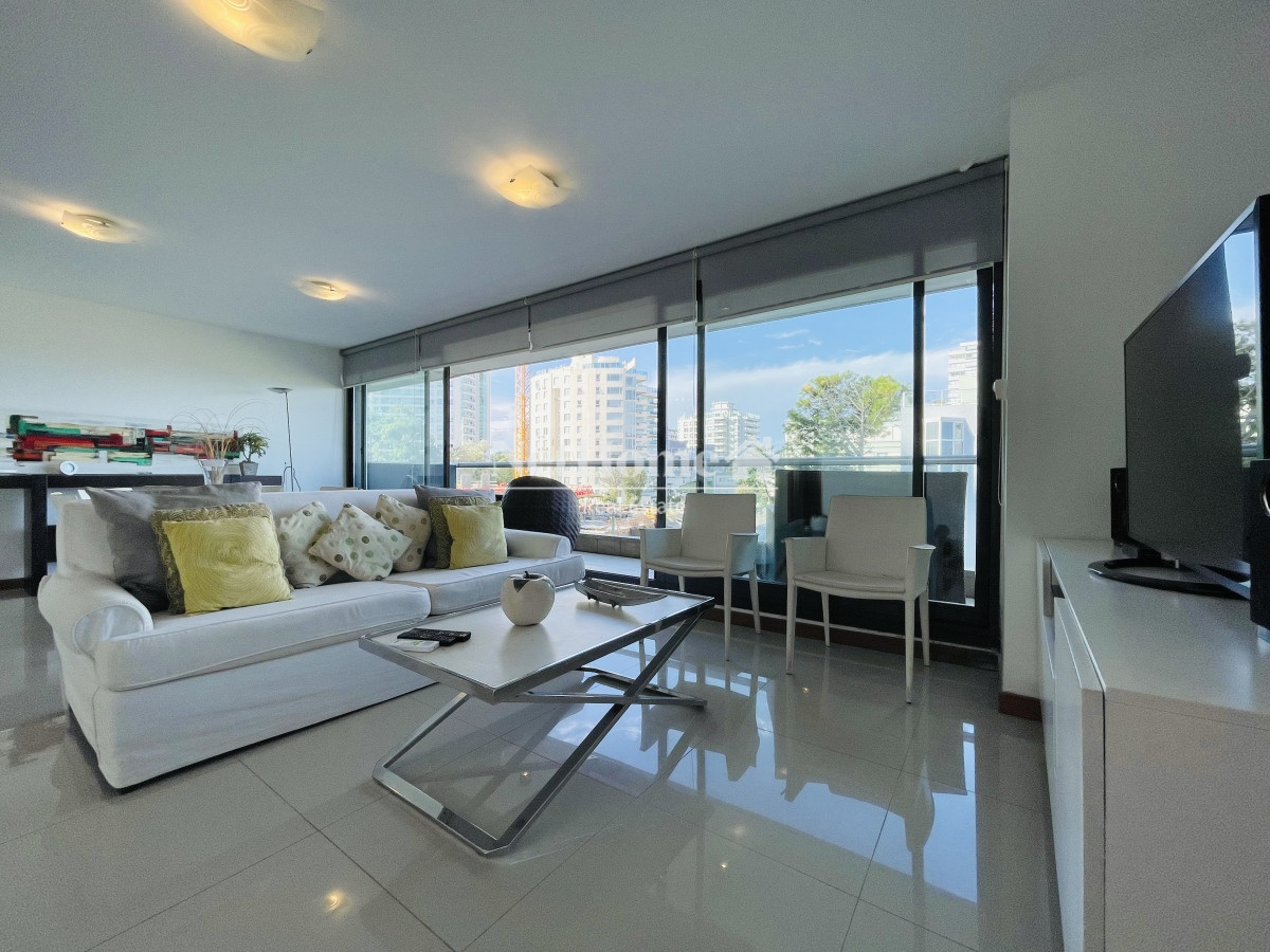 Apartamento ID.172 - Apartamento de 2 Dormitorios y Parrillero Frente a Playa Brava, Punta del Este