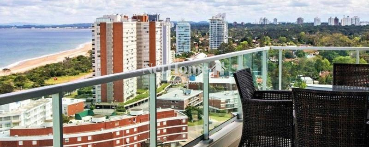 Apartamento ID.75 -  Playa Mansa Excelente Apartamento de 3 Dormitorios con Vista al Mar.