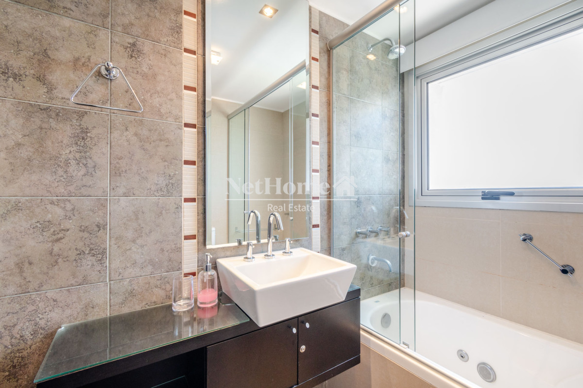 Apartamento ID.148 - Playa Mansa Apartamento de 3 Dormitorios con Vista al Mar