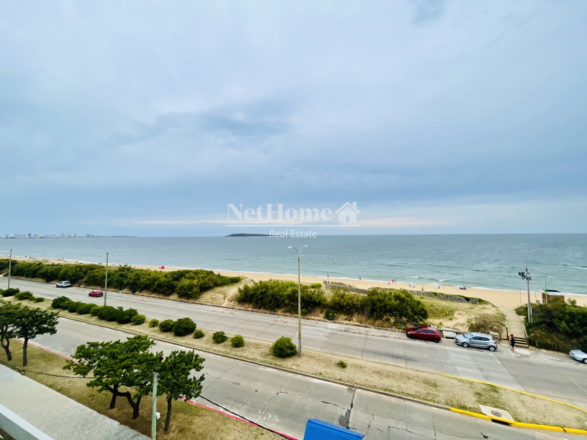 Apartamento ID.130 - Playa Mansa Apartamento 3 Dormitorios Parrillero Frente al Mar