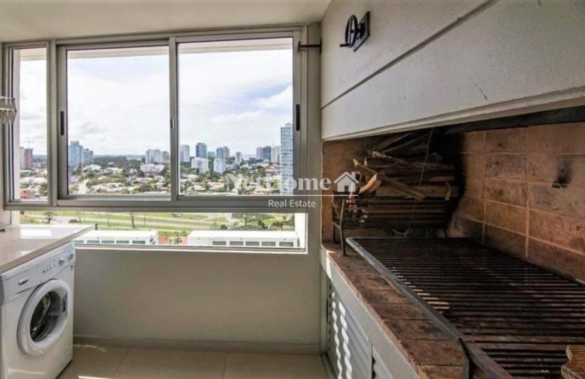 Apartamento ID.75 -  Playa Mansa Excelente Apartamento de 3 Dormitorios con Vista al Mar.