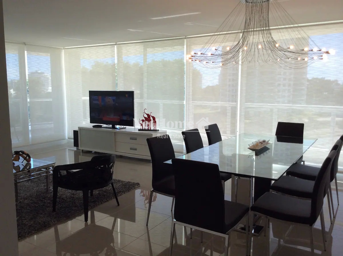 Apartamento ID.186 - Venta y alquiler de moderno departamento de tres dormitorios más dependencia a pasos de Playa Brava