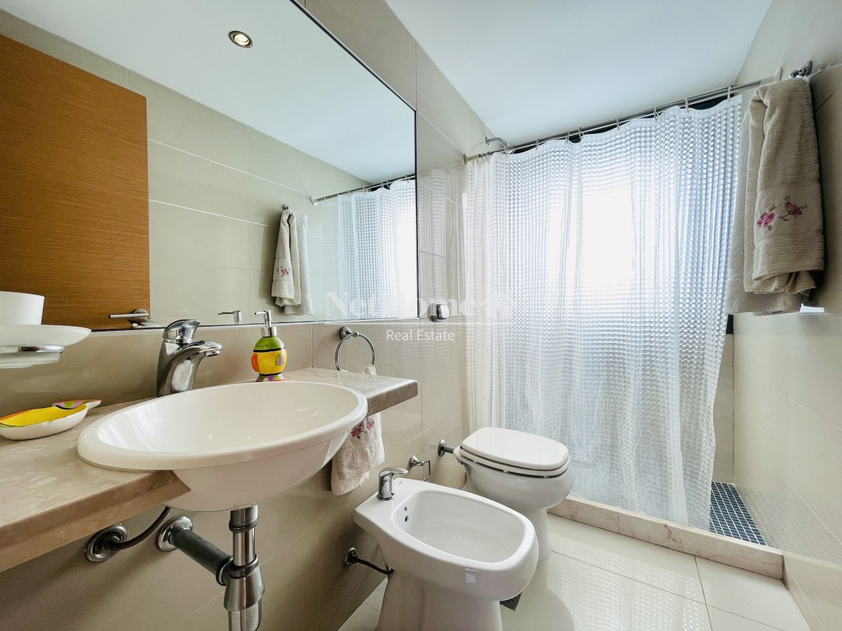 Apartamento ID.172 - Apartamento de 2 Dormitorios y Parrillero Frente a Playa Brava, Punta del Este