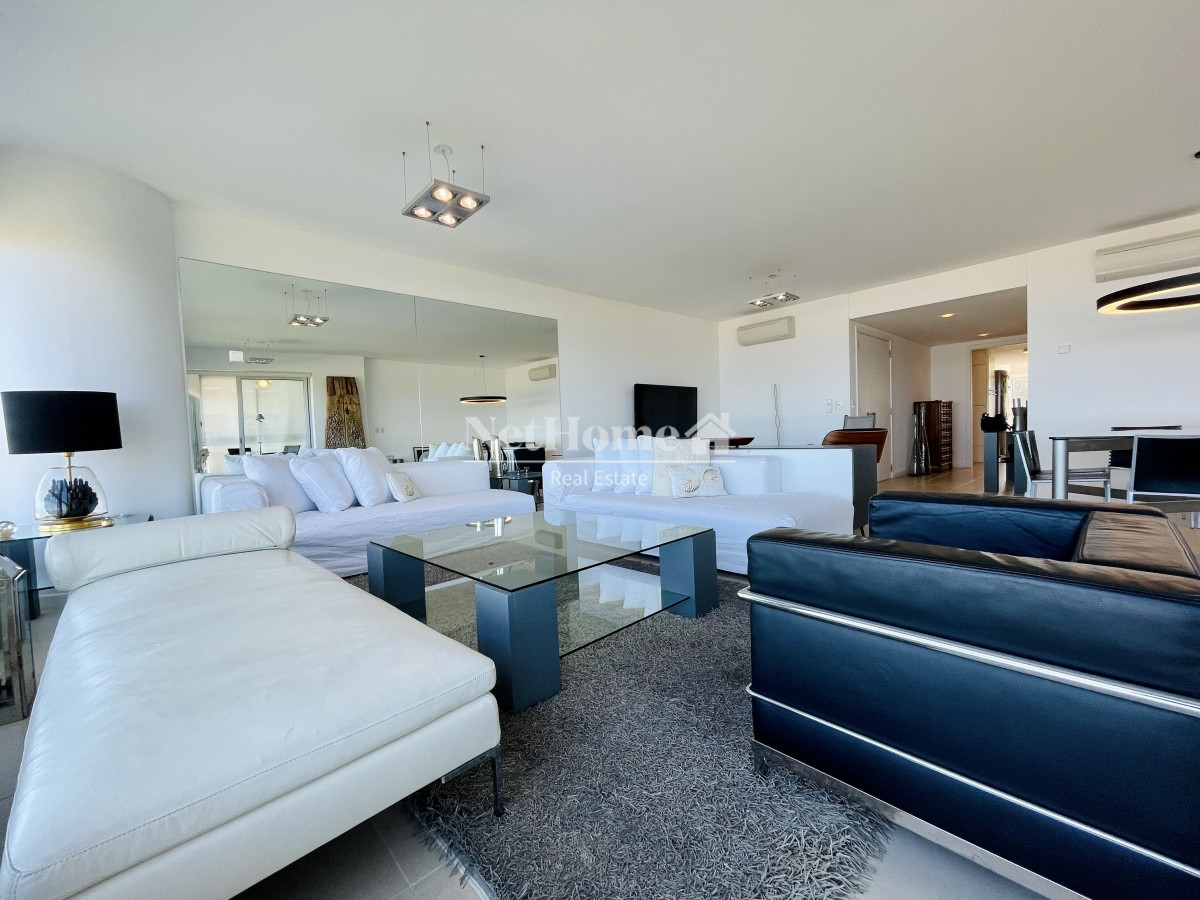 Apartamento ID.524 - Venta y alquiler de departamento esquinero de tres dormitorios mas dependencia de servicio, Torre LE PARC, playa Brava. Punta del Este