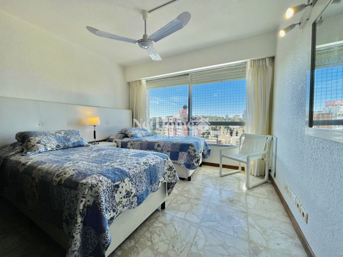 Apartamento ID.101 - Playa Mansa Apartamento de 3 Dormitorios  Vista al Mar