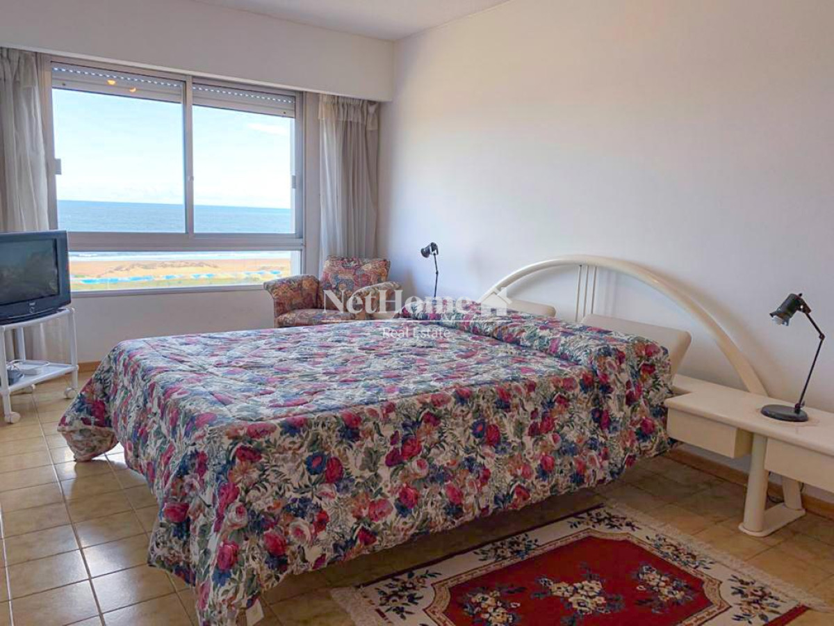 Apartamento ID.137 - Playa Brava Apartamento de 2 Dormitorios Frente al mar.