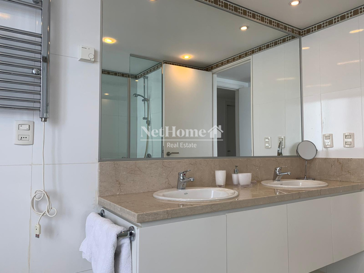 Apartamento ID.524 - Venta y alquiler de departamento esquinero de tres dormitorios mas dependencia de servicio, Torre LE PARC, playa Brava. Punta del Este