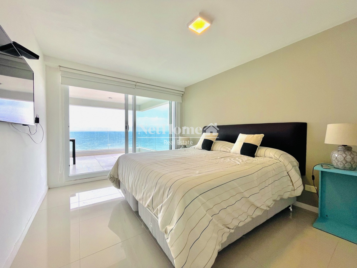 Apartamento ID.130 - Playa Mansa Apartamento 3 Dormitorios Parrillero Frente al Mar