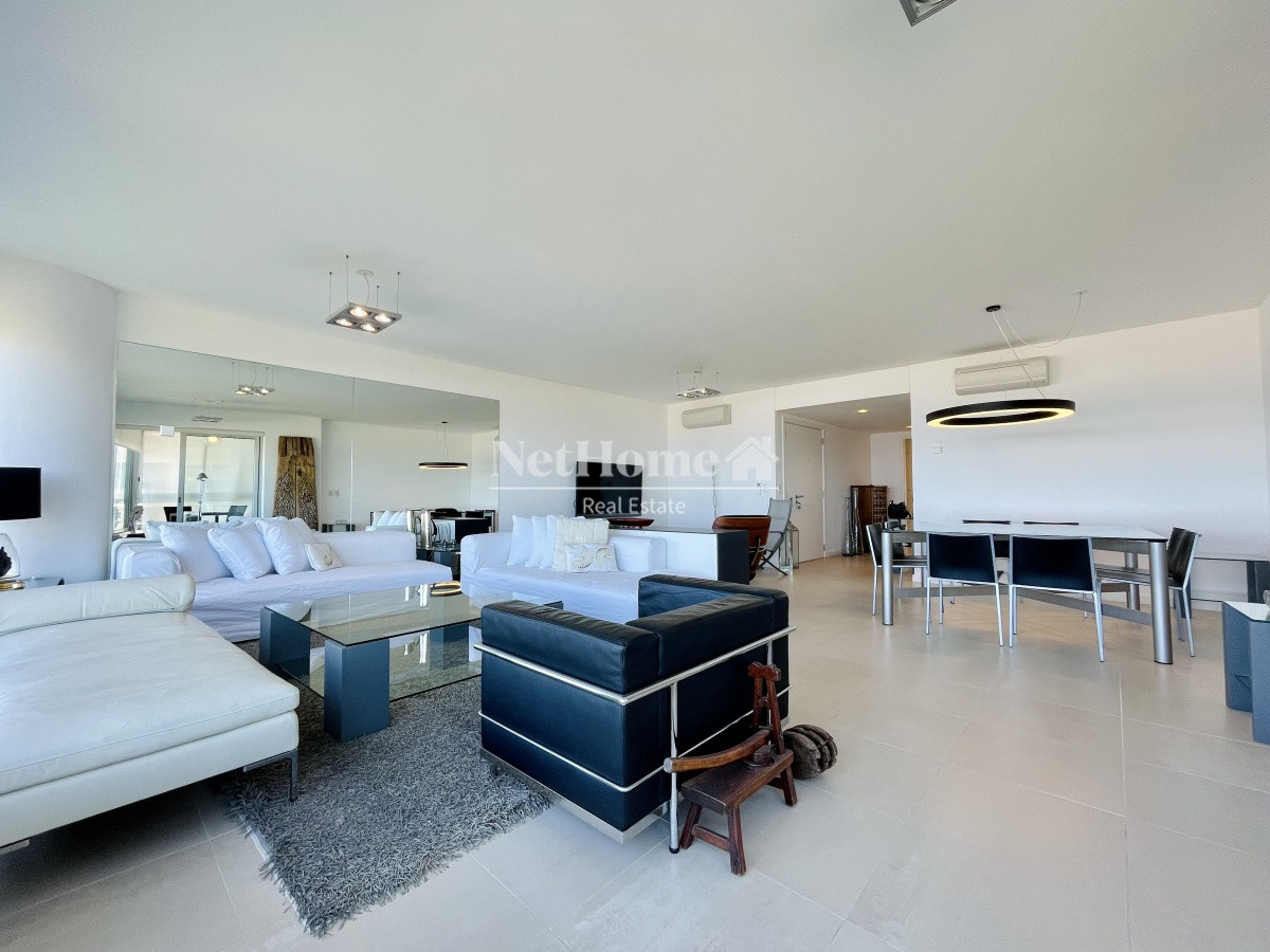Apartamento ID.524 - Venta y alquiler de departamento esquinero de tres dormitorios mas dependencia de servicio, Torre LE PARC, playa Brava. Punta del Este