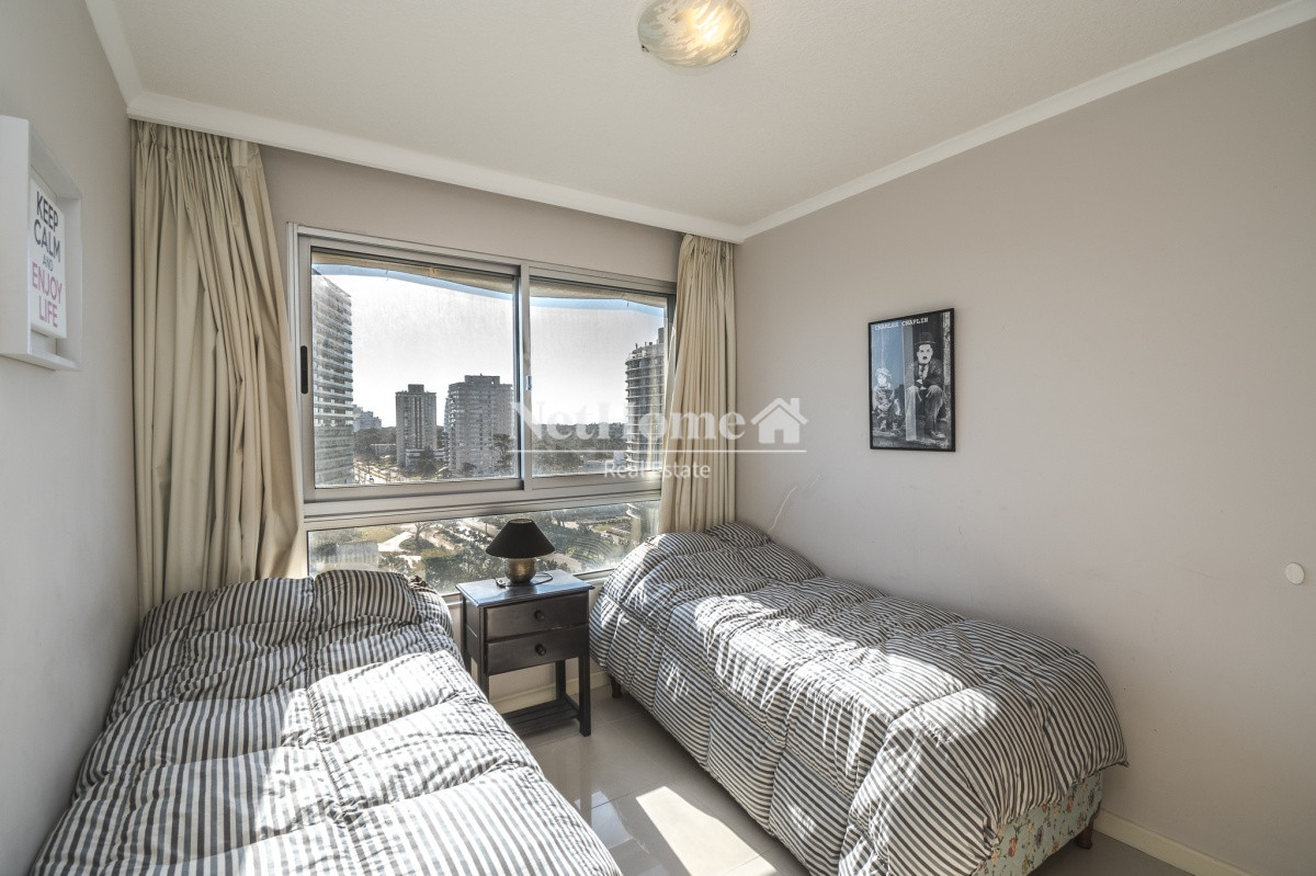 Apartamento ID.160 - Playa Brava Apartamento de 2 Dormitorios A metros del Océano