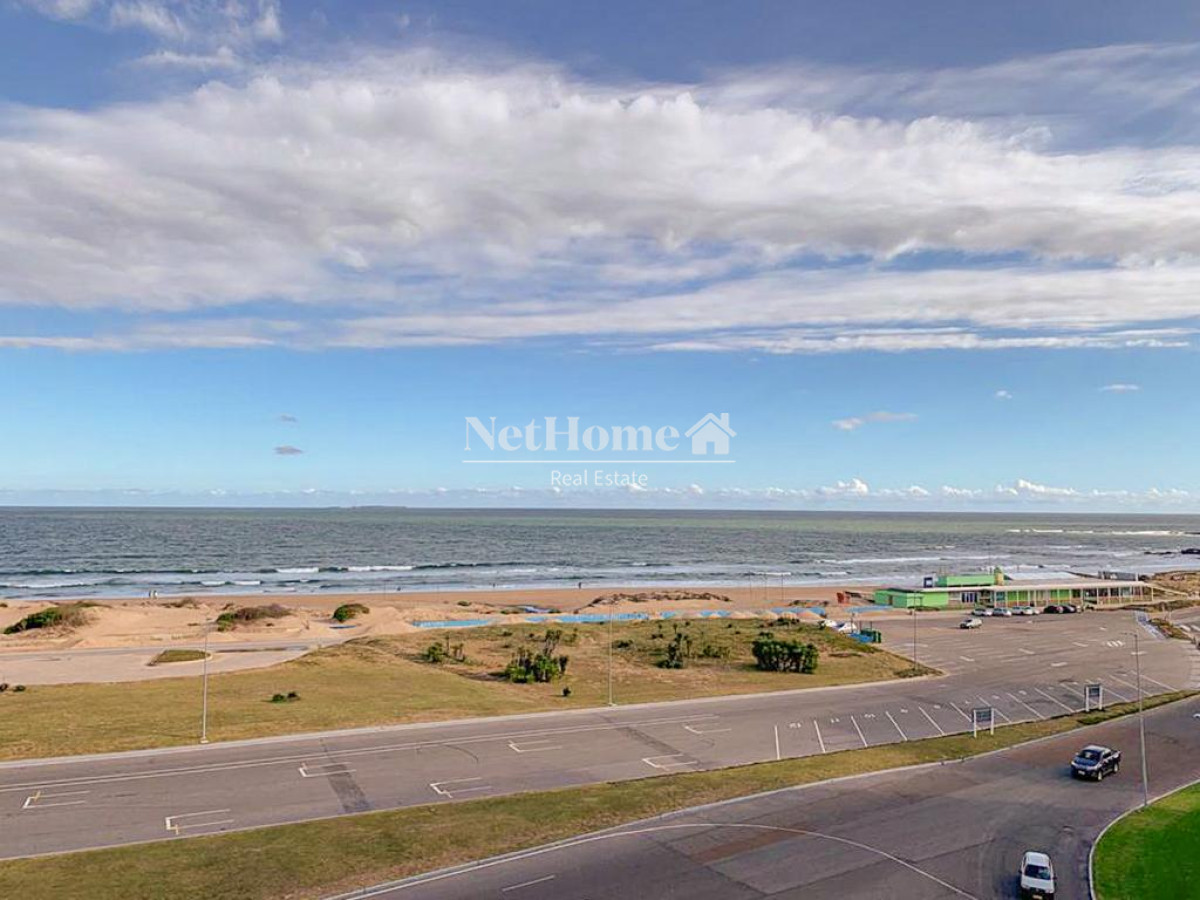 Apartamento ID.137 - Playa Brava Apartamento de 2 Dormitorios Frente al mar.