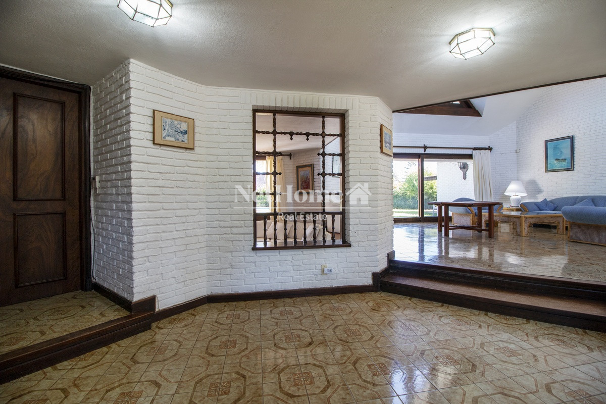 Casa ID.26 - Playa Mansa Casa de 4 dormitorios + dependencia Hermosa piscina Gran parque 