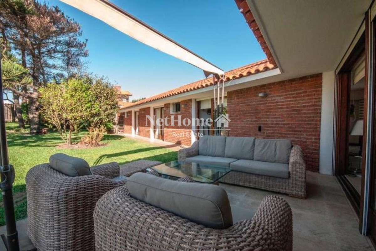Casa ID.27 - Playa Mansa Excelente Casa de 4 Dormitorios Piscina A una Cuadra del Mar 