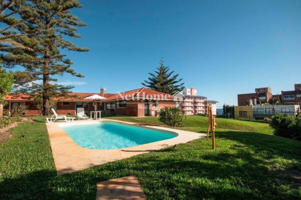 Casa ID.27 - Playa Mansa Excelente Casa de 4 Dormitorios Piscina A una Cuadra del Mar 
