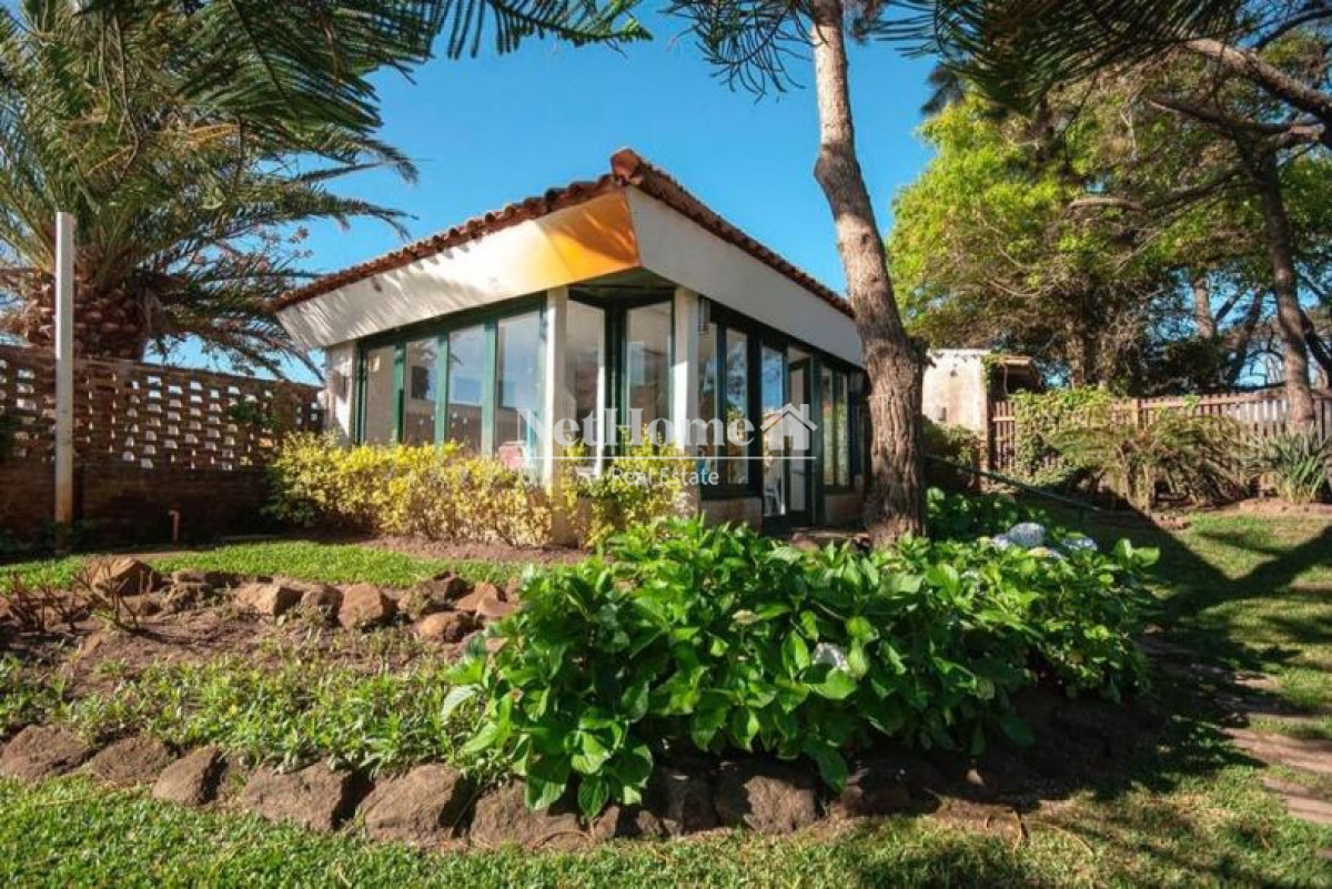 Casa ID.27 - Playa Mansa Excelente Casa de 4 Dormitorios Piscina A una Cuadra del Mar 