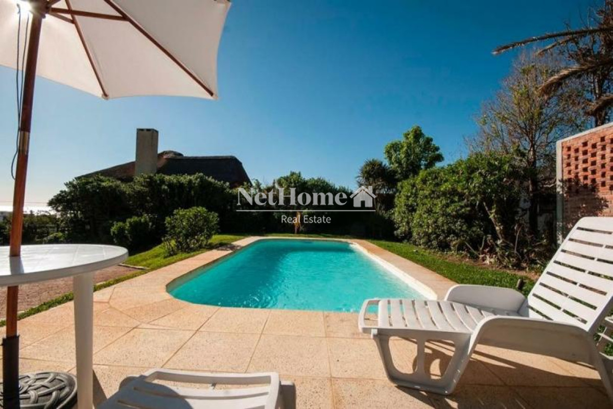 Casa ID.27 - Playa Mansa Excelente Casa de 4 Dormitorios Piscina A una Cuadra del Mar 