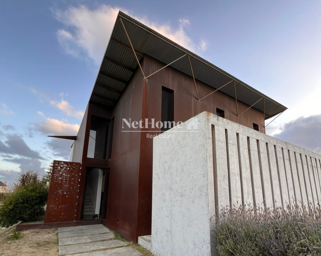 Casa ID.506 - Venta y alquiler temporario de maravillosa casa a pasos del Mar con cinco dormitorios en suite, Punta Piedras, Manantiales