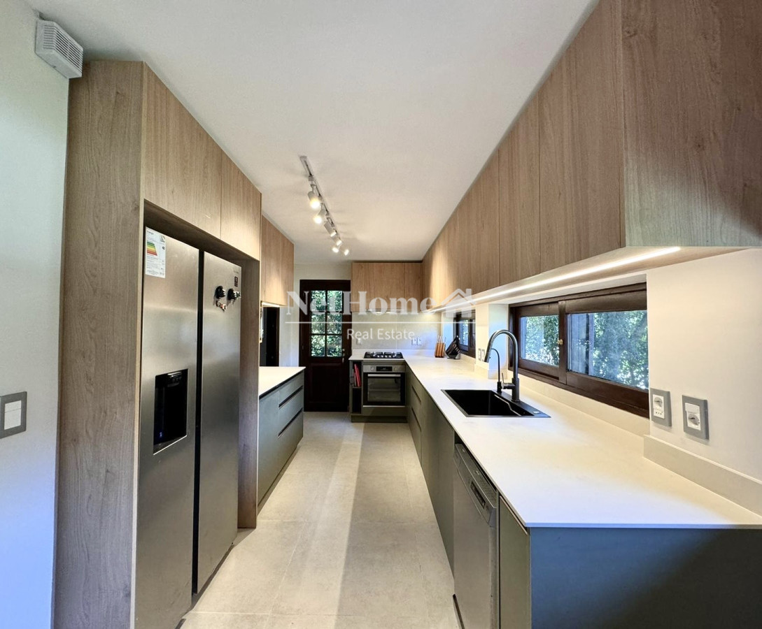 Casa ID.28 - Barrio Lugano Cómoda Casa de 4 Dormitorios y Dependencia de servicio Piscina Climatizada