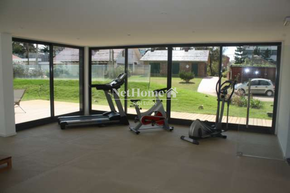 Apartamento ID.172 - Apartamento de 2 Dormitorios y Parrillero Frente a Playa Brava, Punta del Este