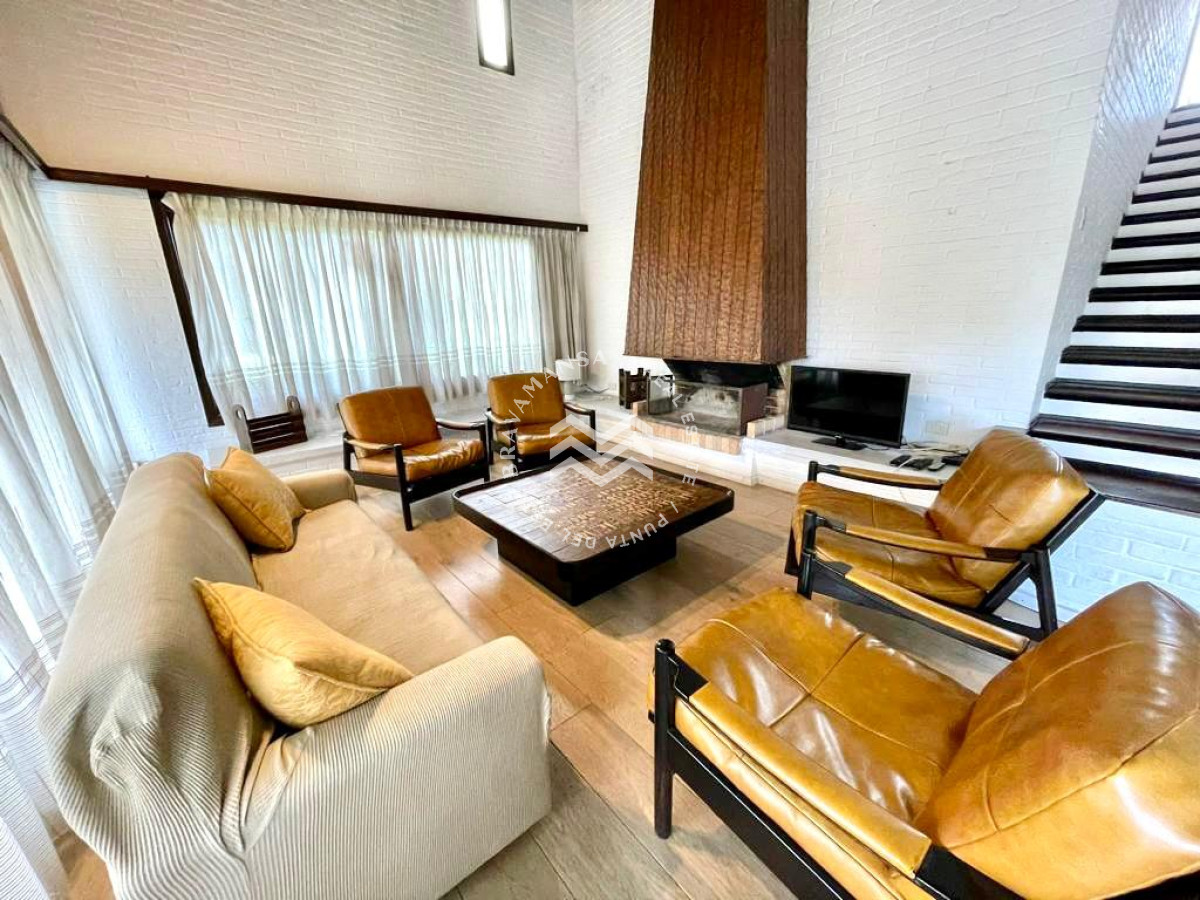 Casa ID.523 - Alquiler Anual, Casa de 4 Dormitorios, Parrillero y Piscina a pocos metros del Mar, Playa Mansa