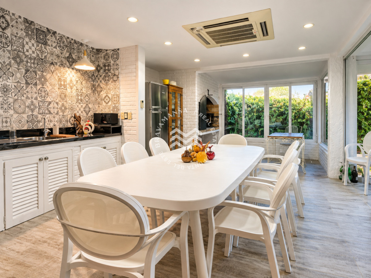 Casa ID.952 - Excelente Casa de 4 Dormitorios, Piscina Climatizada y Barbacoa a una cuadra del Mar, Playa Mansa